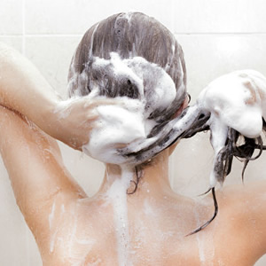 頭皮にきびや炎症、湿疹など！髪を強く洗いすぎは注意！
